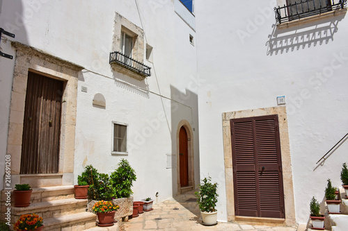 Italy  Puglia region  Locorotondo   a whitewashed village in the Itria valley  with its medieval historical center full of stairs  balconies  flowers  arches  frescoed churches  and details