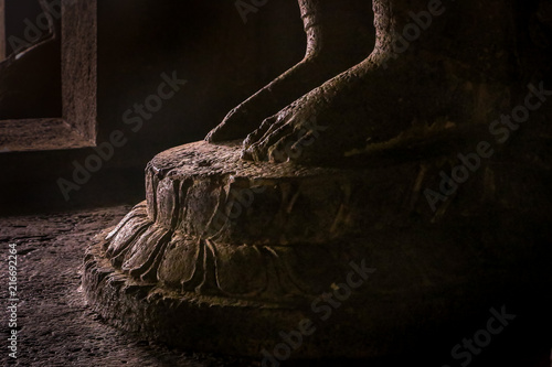 Fotografia Legs of Buddha Statue in Ellora caves near Aurangabad, Maharashtra state in Indi