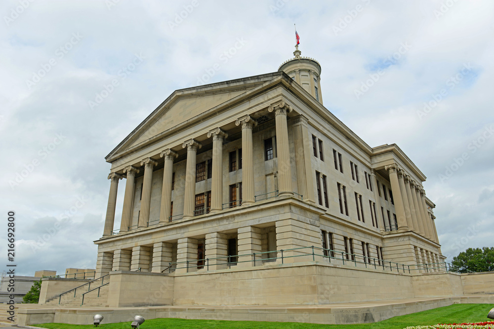 Obraz premium Tennessee State Capitol, Nashville, Tennessee, USA. This building, built with Greek Revival style in 1845, is now the home of Tennessee legislature and governors office.