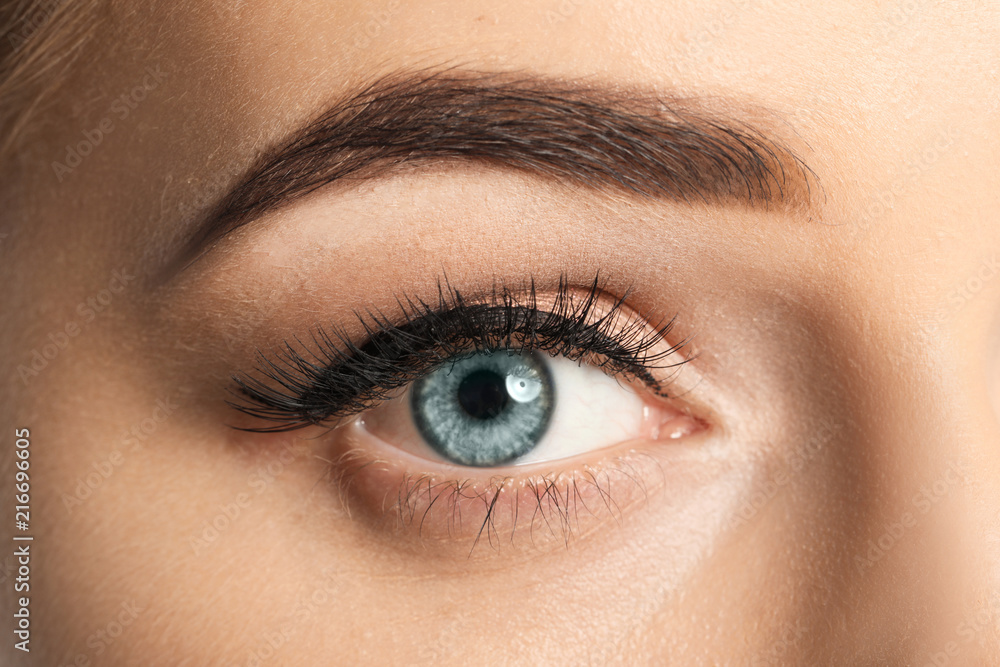 Obraz premium Eye of young woman with beautiful eyebrow after correction, closeup