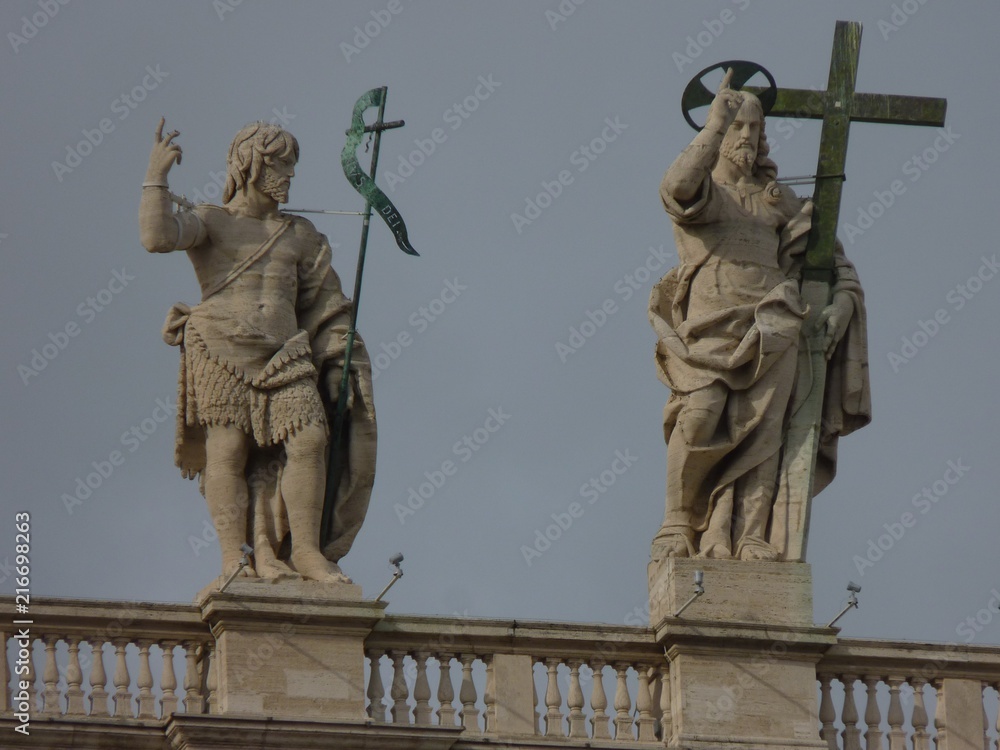 Obraz premium Apôtres sur le toit de la Basilique Saint-Pierre au Vatican