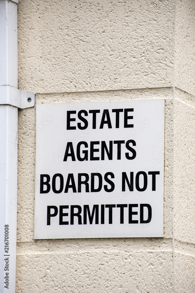 Obraz premium Estate agents boards not permitted warning sign UK