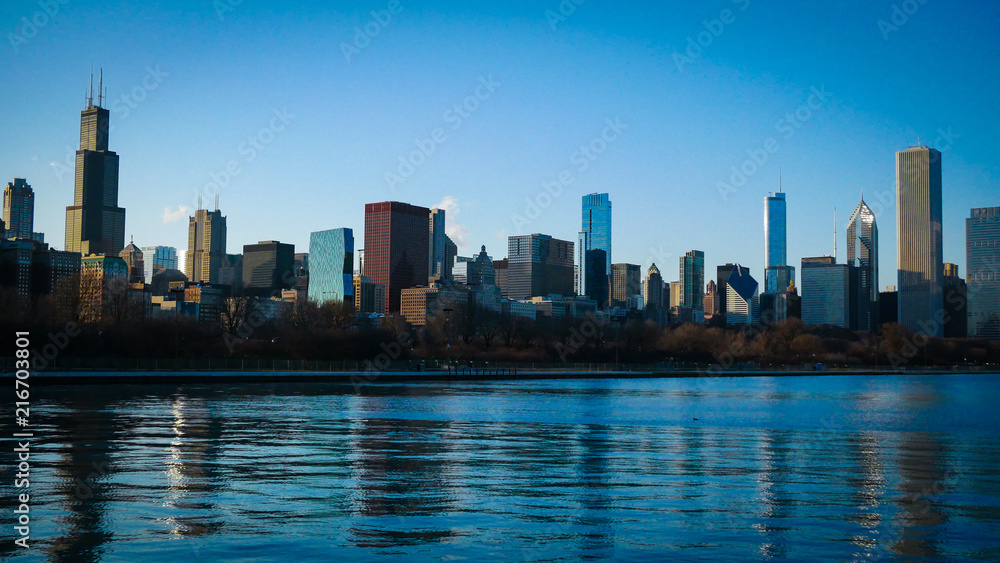 Fototapeta premium Panoramę miasta o zmierzchu od jeziora