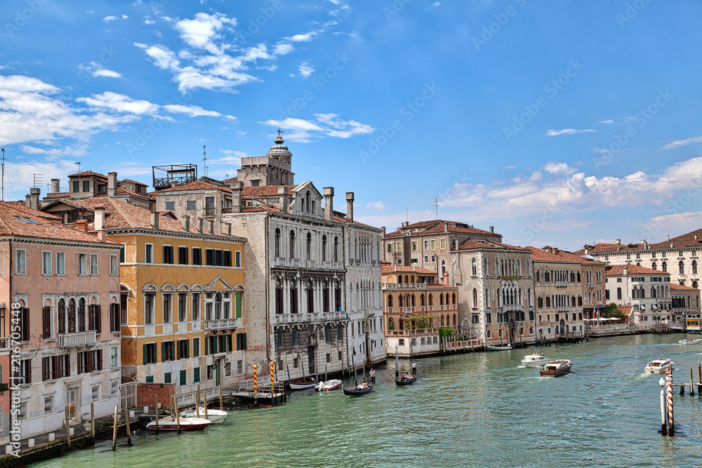 Der Canal Grande in der wunderschönen Altstadt von Venedig in Italien mit Schiffen und Booten und alten historischen Gebäuden