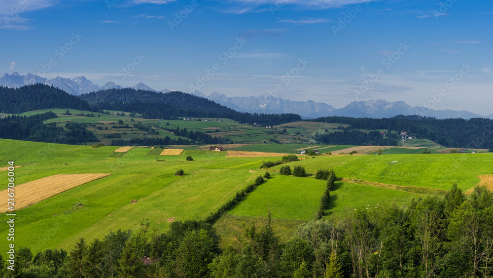 Blick von Grywałd über den Nationalpark Pieninen zu den Gipfeln der Hohen Tatra; Polen