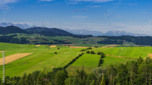 Blick von Grywałd über den Nationalpark Pieninen zu den Gipfeln der Hohen Tatra; Polen