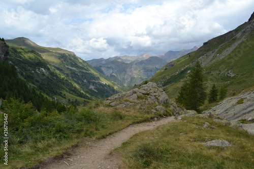 bergweg door de bergen van Prapic in het Parc des Ecrins in de Franse Alpen © henkbouwers