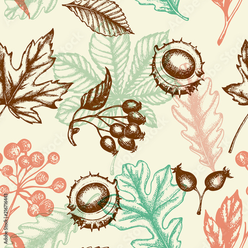 Seamless pattern with chestnut and falling leaves.