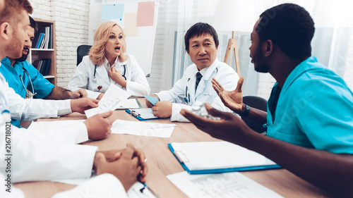 Fotografija Multinational Doctors Group Diagnostic Meeting.