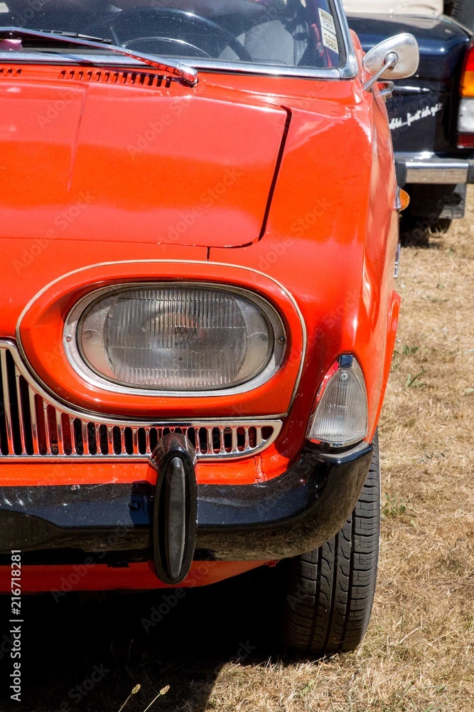 Scheinwerferlicht / Vorderleuchte von einem Oldtimer Scheinwerferlicht / Vorderleuchte von einem Oldtimer