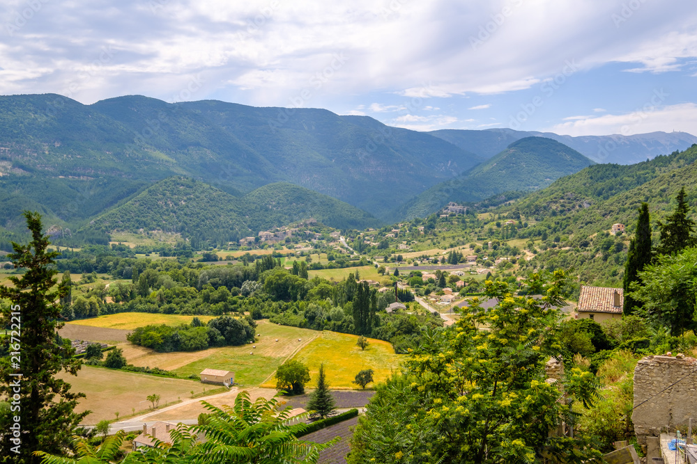 Vue panoramique sur le Mont Ventoux et la vallée de Toulourenc, depuis le village de Montbrun-les-Bains. Provence, France.
