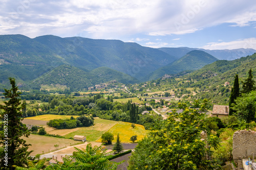 Obraz na płótnie Vue panoramique sur le Mont Ventoux et la vallée de Toulourenc, depuis le village de Montbrun-les-Bains. Provence, France. w salonie