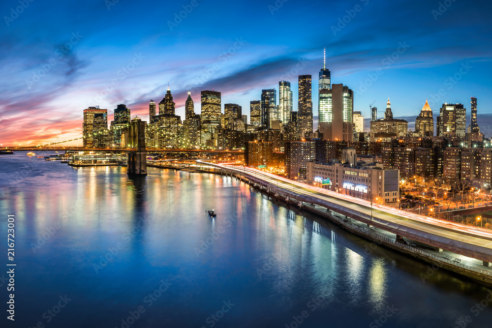 Manhattan skyline bei Nacht, New York City, USA