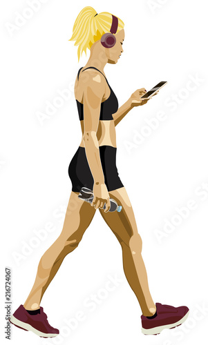Ragazza che cammina ascoltando musica e guardando il cellulare. Tecnologia e sport. Attività all’aperto, fitness. Bottiglia d’acqua in mano, idratazione del corpo umano