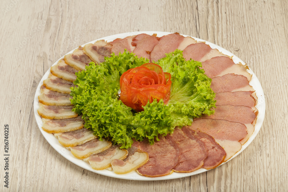 Sausage cuts of different varieties on a plate.