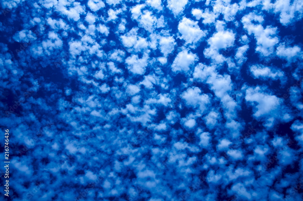 Obraz premium A bright blue background consisting of clouds of jerky structure in computer processing.