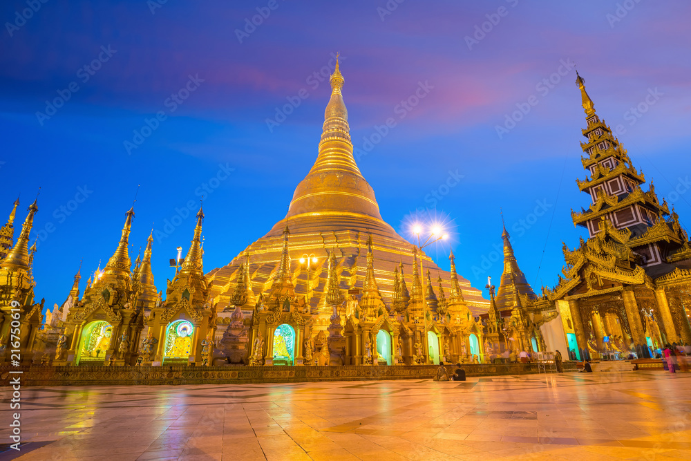 Naklejka premium Shwedagon Pagoda in Yangon, Myanmar