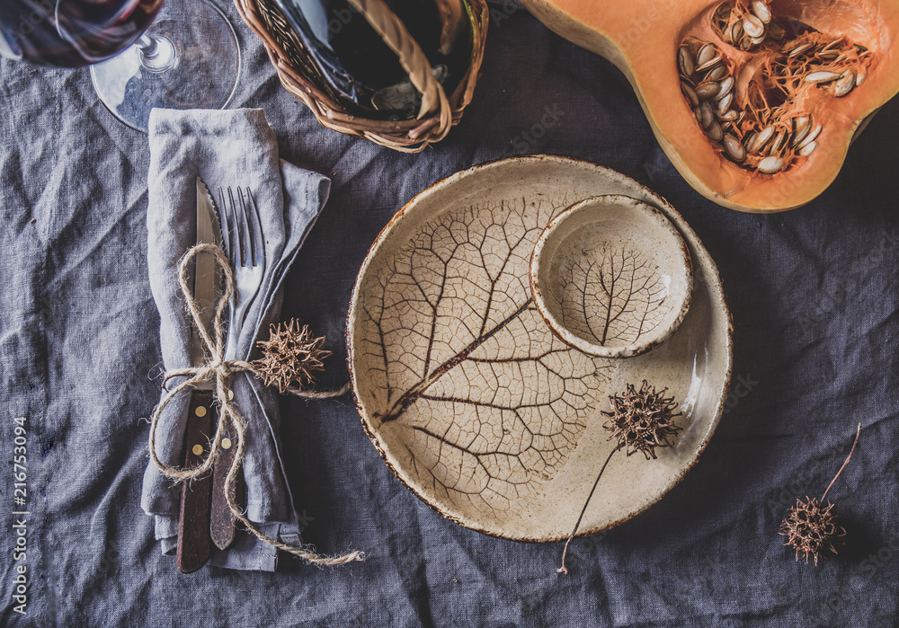 Naklejka premium Autumn table setting with pumpkins. Thanksgiving dinner and autumn decoration.