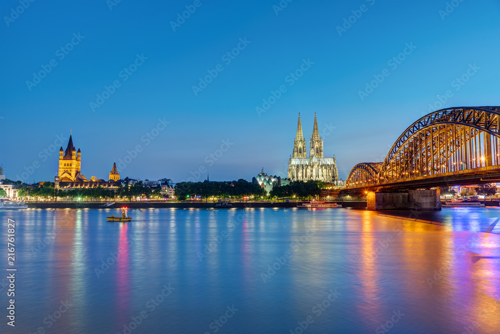 Obraz premium The river Rhine with the famous skyline of Cologne at dawn