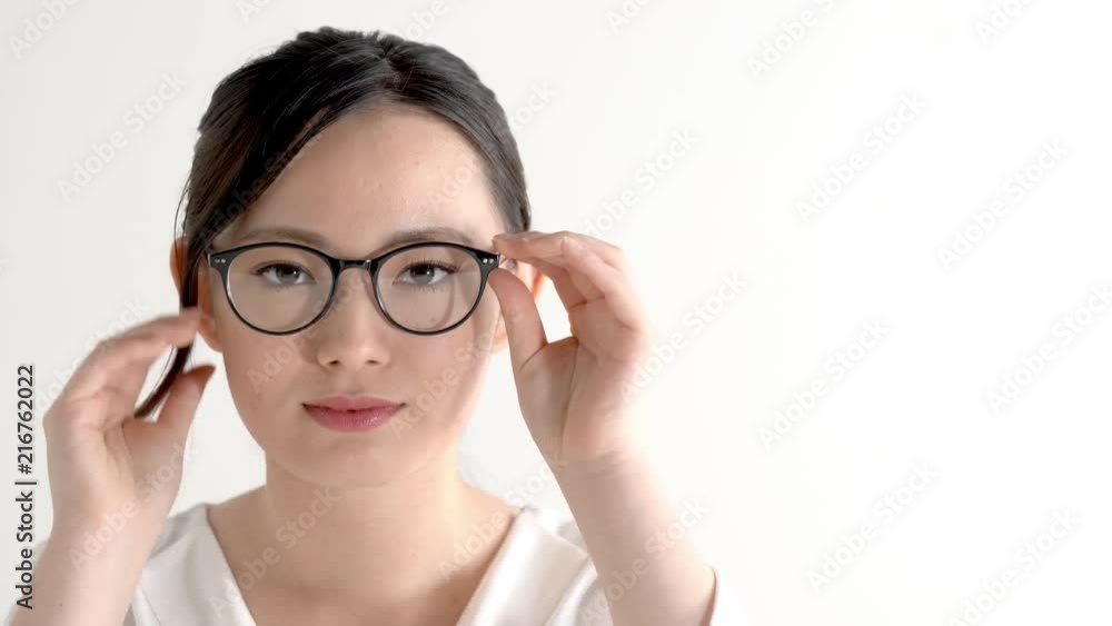 メガネをかける女性 メガネをかける女性