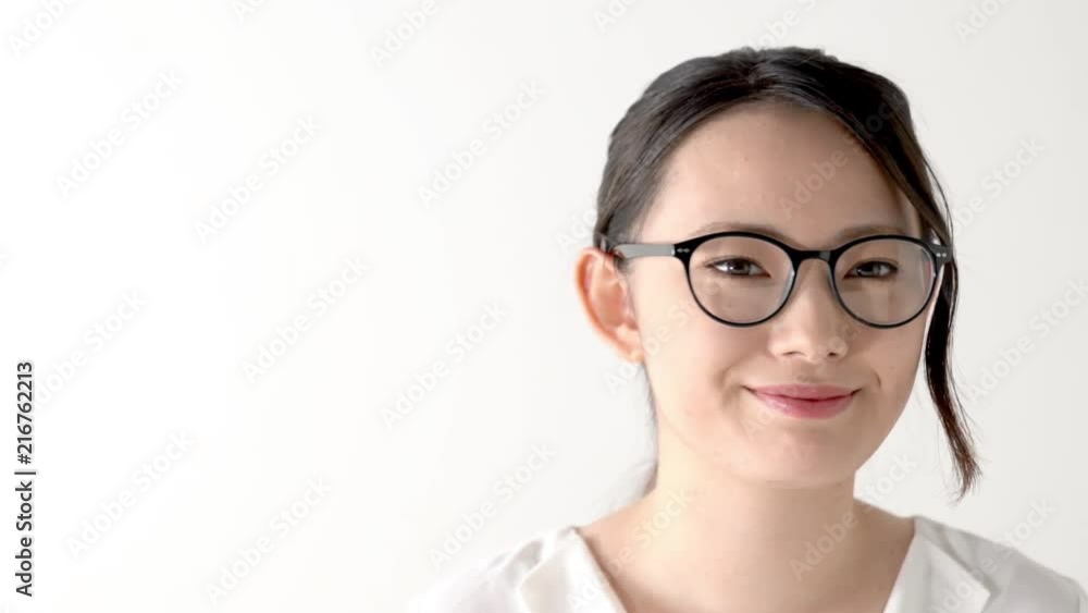 メガネをかける女性 メガネをかける女性