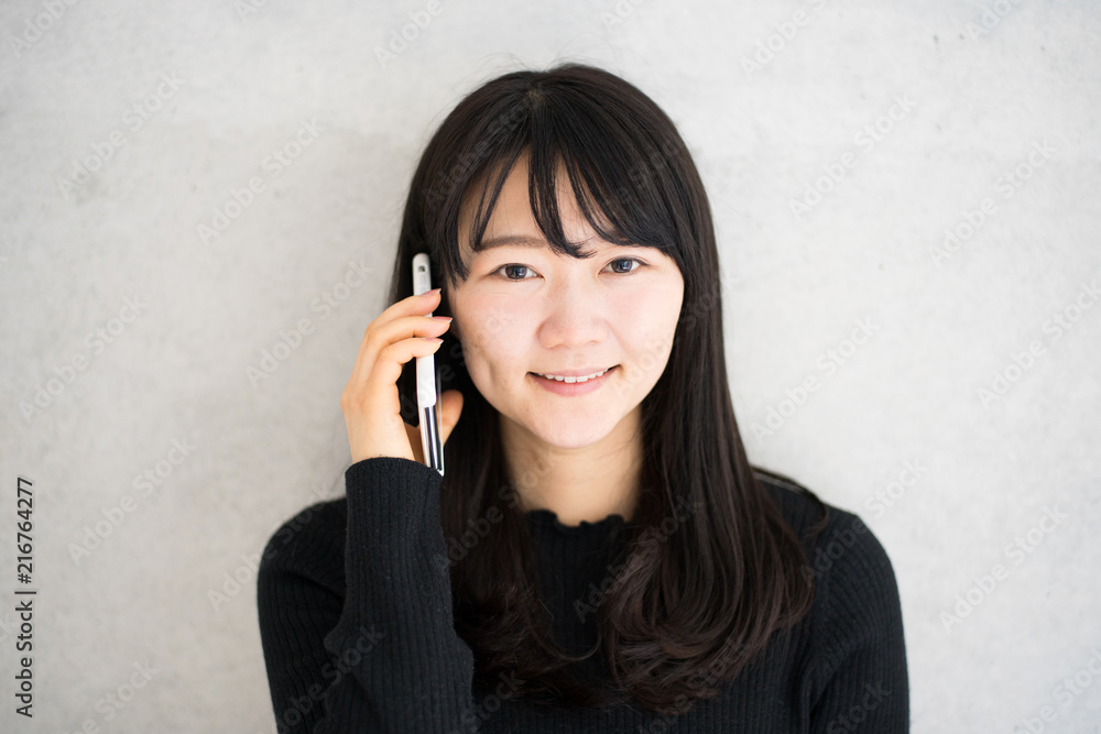 電話で話す女性