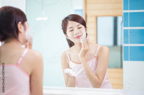 beauty woman clean her face Free Download beauty woman clean her face - GFXLoad