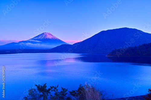 夕方の紅富士と本栖湖     © 7maru