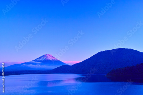 夕方の紅富士と本栖湖