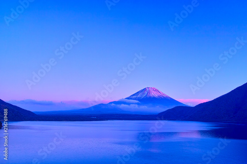 夕方の紅富士と本栖湖