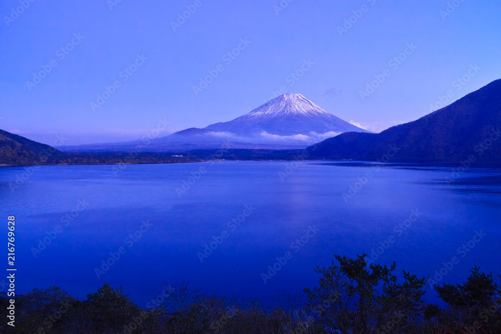 ゴールデンアワーの本栖湖と富士山


