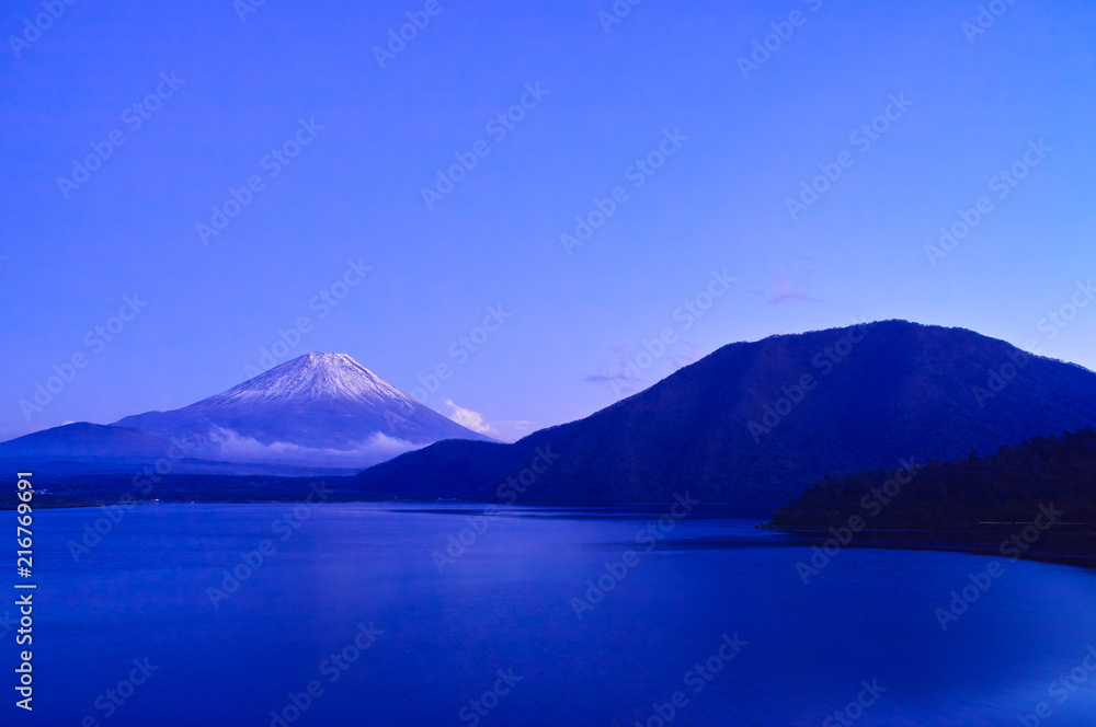 ゴールデンアワーの本栖湖と富士山


