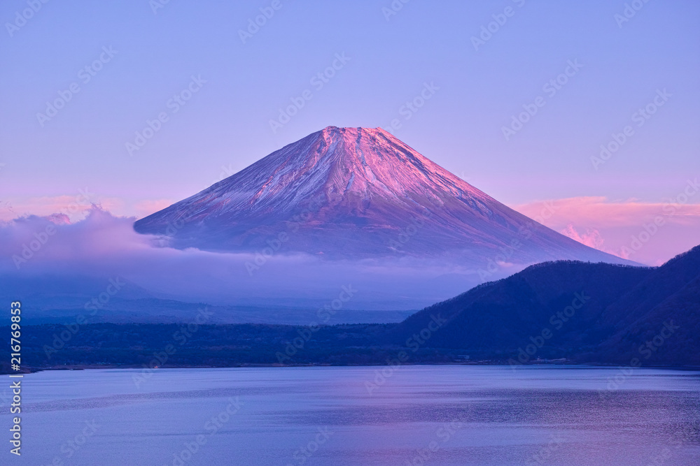 夕方の紅富士と本栖湖


