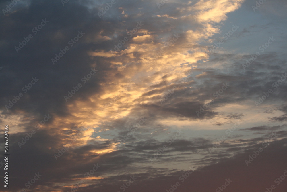 Wolkenformation bei Sonnenaufgang