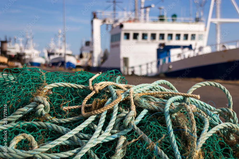 Taue Netze und Schiffe im Fischereihafen