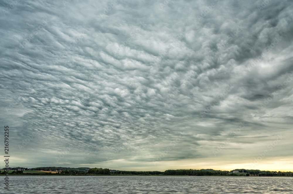 Obraz premium Strange cloud front over the lake