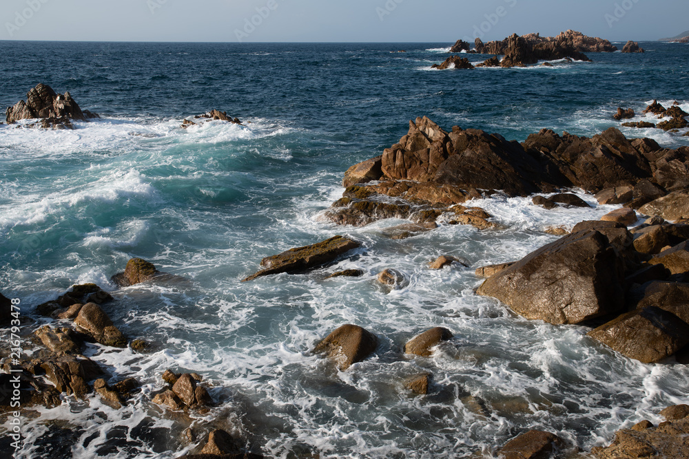 Felsen und Wellen an der Costa Paradiso 