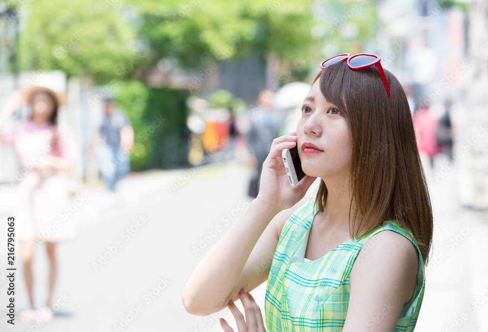 東京 原宿 表参道でスマホで会話する女性 東京 原宿 表参道でスマホで会話する女性