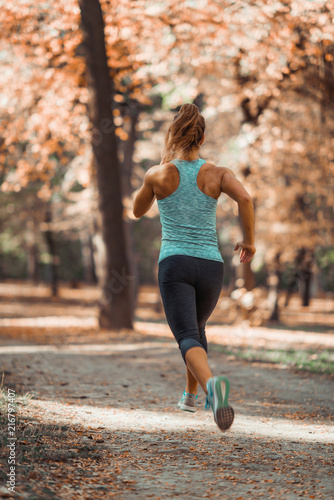 Kobieta Jogging na zewnątrz jesienią