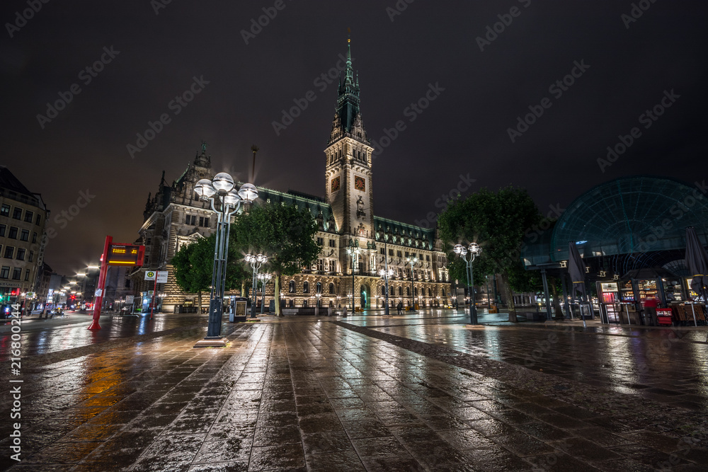 Obraz premium Hamburg city hall - Rathaus, Germany. Night, long exposure.