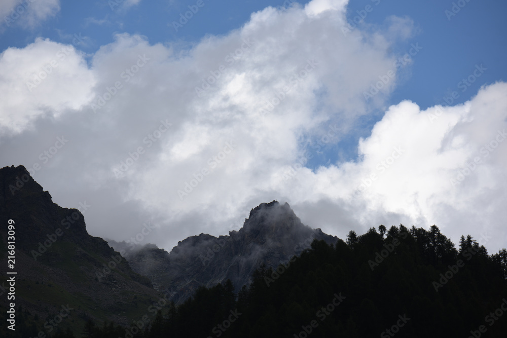 cime nuvole montagne nuvoloso temporale meteo metodologia cime rocciose alpi 