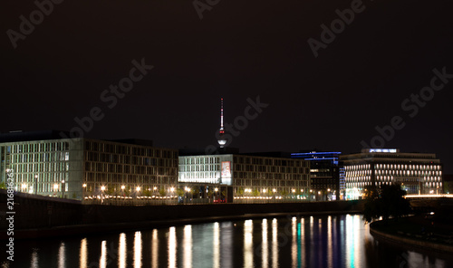 Panorama über die Berliner Spree mit Spiegelungen im Wasser