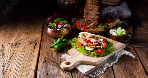 Crunchy pita with grilled gyros meat. Various vegetables and garlic sauce