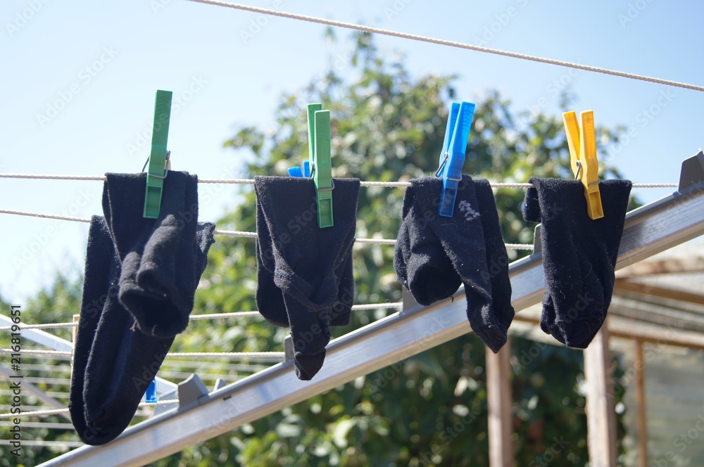 Socken, Paare,Ehehimmel, günther, junge, cdu, spaß, leute, spd, klettern,  athlet, erhängen, springen, jung, black, sport, business, seil, weiß,  wäsche waschen, socken, hausarbeit, lohn, Stock Photo | Adobe Stock