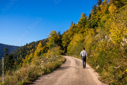 homme sur une route de montagne © Eléonore H
