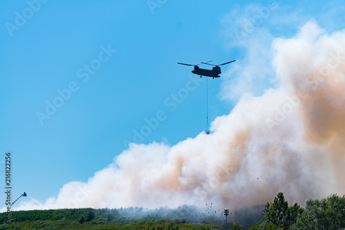 chinook helicopter extinguishes a large fire