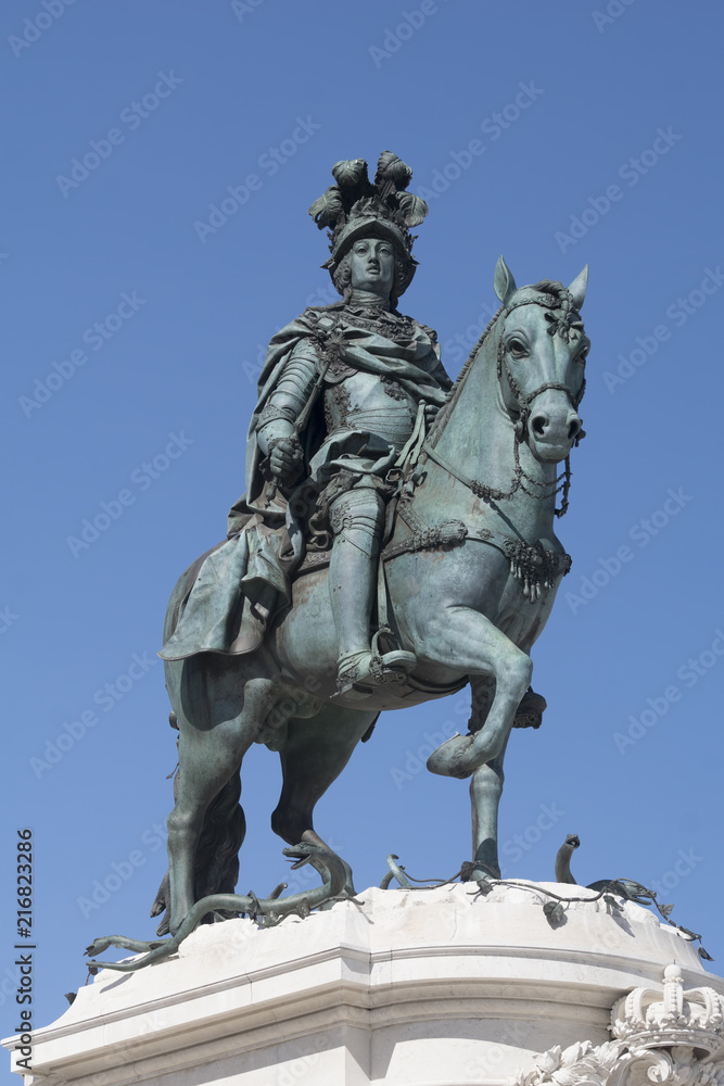 Obraz premium Estatua Ecuestre del rey Jose I en la Plaza del Comercio en Lisboa, Portugal