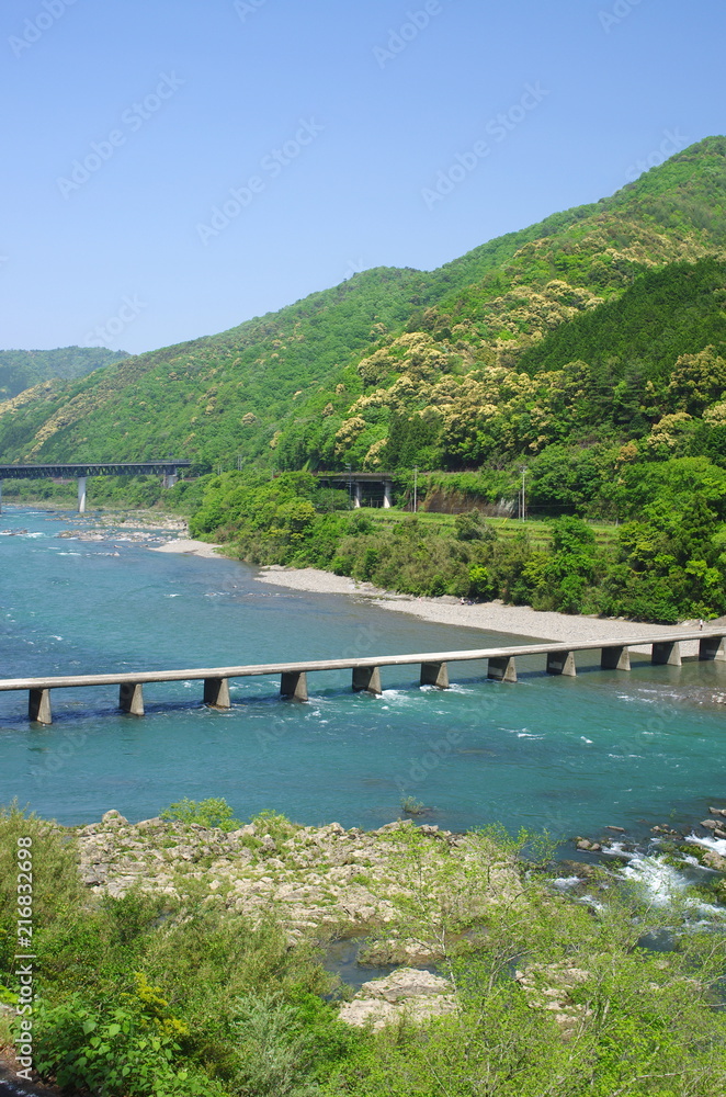 四万十川の沈下橋（bridge designed to be underwater during a flood）