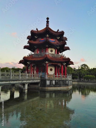 Tempel umgeben von Wasser in Taipeh, Taiwan.