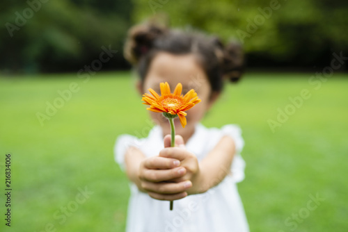 花を持つ女の子 photo